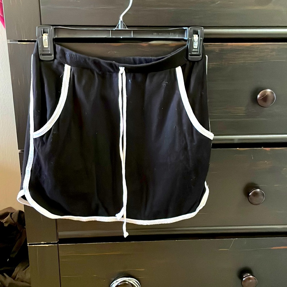 Cotton tennis skirt, has pockets, form sitting and comfy.